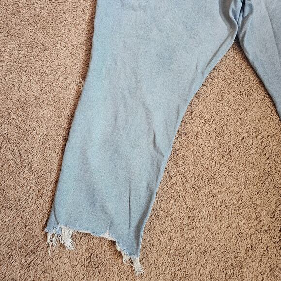 American Eagle Curvy Mom Jeans Womens 22 Light Blue Denim Stretch Distressed EUC - Picture 10 of 13